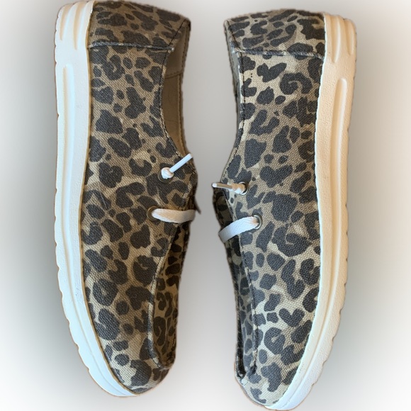 Ladies, leopard print canvas shoes. Size 7 up to 7 1/2 - Picture 9 of 9